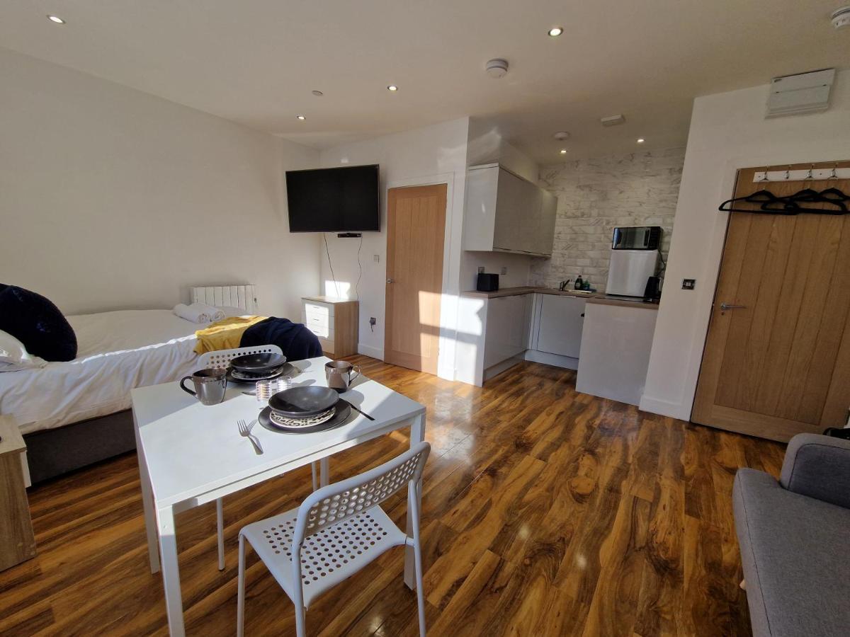 Flat 5. Modern Studio Apartment, Tynte Hotel, Mountain Ash Quakers Yard Kültér fotó