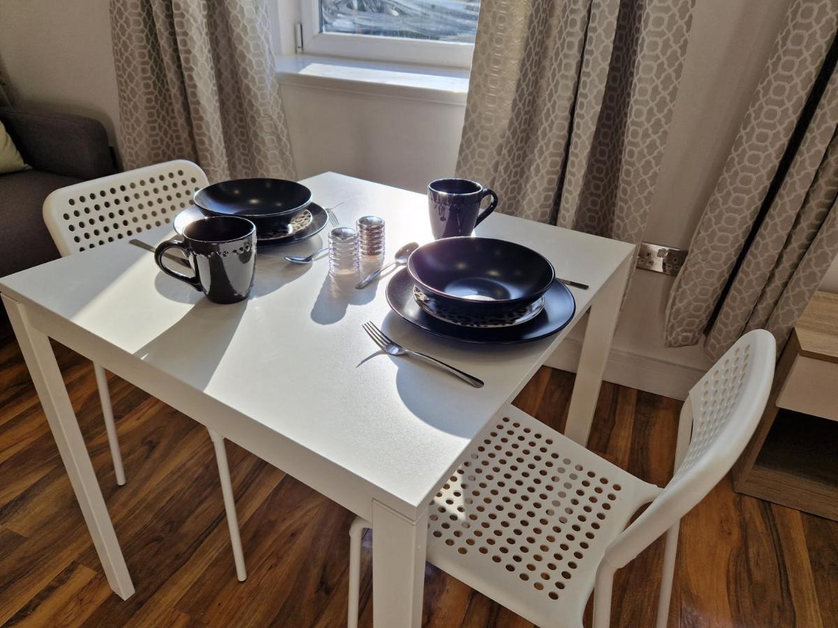 Flat 5. Modern Studio Apartment, Tynte Hotel, Mountain Ash Quakers Yard Kültér fotó